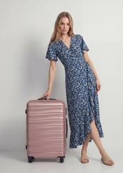 Середня валіза на колесах WALAB-0081-5X-24(W26), вигляд виробу спереду поруч із силуетом моделі.