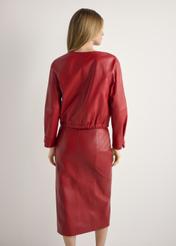 Жіноча червона шкіряна куртка KURDS-0588-4B(W26), вигляд виробу ззаду на моделі. Видно половину силуету.