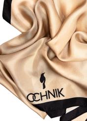 Світло-бежева жіноча шовкова хустка SZADT-0188-1B(W26), крупний план логотипу виробу на білому фоні.