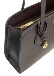 Коричнева сумка через плече TOREC-1236-1H(W26), крупний план деталі виробу на білому фоні.