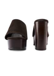 Темно-коричневі шкіряні жіночі мюлі на блочному каблуці BUTYD-1275-1I(W26), вигляд виробу спереду та ззаду на білому фоні.