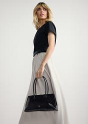 Темно-синя маленька шкіряна жіноча сумочка TORES-1293-7EW26), вигляд виробу в руці моделі, на світлому фоні.