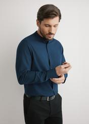 Темно-синя бавовняна чоловіча сорочка KOSMT-0326-7E(W26), вигляд виробу спереду на моделі. Видно половину силуету.