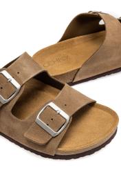 Чоловічі шкіряні шльопанці холодного бежевого кольору BUTYM-0495-1K(W26), крупний план виробу на білому фоні.