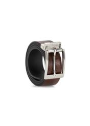 Чоловічий шкіряний ремінь коричневого кольору PASMS-0167-9J(W26), діагональний вигляд виробу на білому тлі.