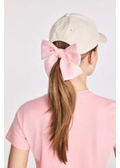 Кремова кепка з козирком та бантом CZALT-0016-1A(W26), вигляд виробу ззаду на моделі на білому фоні.