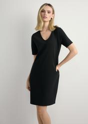 Чорна бавовняна сукня SUKDT-0185A-99(W26), вигляд виробу спереду на моделі. Видно половину силуету.