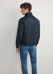 Чоловіча темно-синя перехідна куртка KURMT-0404-7D(W26), вигляд виробу зі спини на моделі. Видно половину силуету.