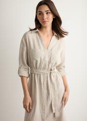 Бежева лляна сукня міді SUKDT-0282-1A(W26), вигляд виробу спереду на моделі. Видно половину силуету.