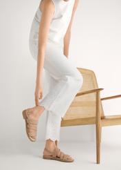 Світло-бежеві жіночі шкіряні сандалі BUTYD-1152-1A(W26), вигляд виробу збоку на ногах моделі.