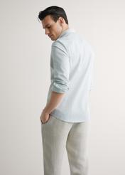 Чоловіча бавовняна сорочка в клітинку KOSMT-0277-8F(W26), вигляд виробу ззаду на моделі. Видно половину силуету.