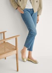 Жіночі золотисті шкіряні балетки BUTYD-1248-2X(W26), вигляд виробу збоку на ногах моделі.