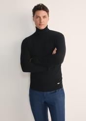 Чорний чоловічий светр з високим коміром SWEMT-0185-99(Z25), вигляд виробу спереду на моделі. Видно половину силуету.