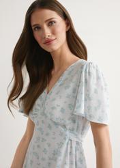 Жіноча коротка сукня з квітковим принтом SUKDT-0276-7P(W26), вигляд виробу спереду на моделі. Видно половину силуету.