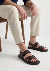 Чоловічі темно-коричневі шкіряні сандалі BUTYM-0537-1I(W26), вигляд виробу збоку на ногах моделі.