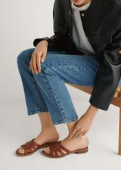 Жіночі шкіряні мюлі коньячного кольору BUTYD-1266-1F(W26), вигляд виробу збоку на ногах моделі, на світлому фоні.