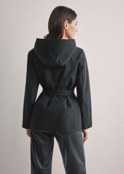 Жіноча двостороння перехідна куртка KURDT-0655-9J(W26), вигляд виробу зі спини на моделі. Видно половину силуету.