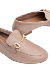 Жіночі шкіряні мокасини брудно-рожевого кольору BUTYD-0916A-5D(W26), крупний план деталі виробу на білому фоні.