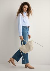 Біла жіноча сумка через плече TOREC-1231-0B(W26), вигляд виробу в руці моделі. Видно повністю.