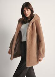 Жіноча бежева хутряна шуба з капюшоном FUTDP-0062-81(Z25), вигляд виробу спереду на моделі. Видно половину силуету.