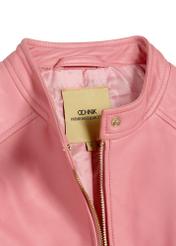 Рожева жіноча шкіряна куртка KURDS-0575-5B(W26), крупний план деталей виробу на білому тлі.