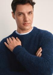 Темно-синій чоловічий вовняний светр SWEMT-0171-68(Z25), крупний план виробу на моделі.