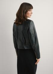 Жіноча вінтажна коротка шкіряна куртка KURDS-0573-9J(W26), вигляд виробу зі спини на моделі. Видно половину силуету.