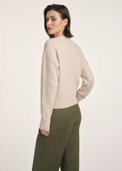 Бежевий жіночий светр SWEDT-0242-80(Z25), вигляд виробу зі спини на моделі. Видно половину силуету.