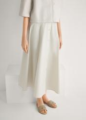 Жіночі замшеві шльопанці холодного бежевого кольору BUTYD-1255-1K(W26), вигляд виробу спереду на ногах моделі.