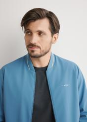 Синя чоловіча нейлонова куртка KURMT-0416-7C(W26), крупний план виробу на силуеті моделі.