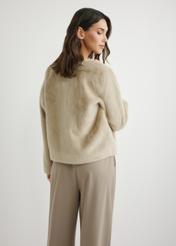 Жіноча коротка бежева хутряна шуба FUTDP-0079-1A(W26), вигляд виробу ззаду на моделі. Видно половину силуету.