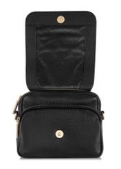 Чорна маленька шкіряна жіноча сумка TORES-0958E-9I(W26), вигляд виробу спереду на білому тлі.