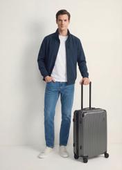 Середня валіза на колесах WALAB-0073-9C-24(W26), діагональний вигляд виробу поруч із силуетом моделі.