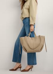 Коричневі туфлі на відкритій підборах BUTYD-1078A-1D(W26), вигляд виробу збоку на ногах моделі, на світлому фоні.