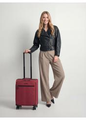 Середня валіза на колесах WALNY-0045-4B-24(W26), вигляд виробу спереду поруч із силуетом моделі.