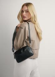 Середня чорна жіноча сумка TOREC-1121-9F(W26), вигляд виробу на плечі моделі. Видно половину силуету.