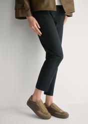 Жіночі шкіряні кросівки холодного бежевого кольору BUTYD-1260-1K(W26), вигляд виробу збоку на ногах моделі.