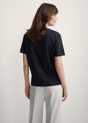 Жіноча чорна футболка з принтом TSHDT-0146-99(Z25), вигляд виробу ззаду на моделі. Видно половину силуету.