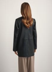 Жіноча чорна шкіряна куртка KURDS-0583-99(W26), вигляд виробу ззаду на моделі. Видно половину силуету.