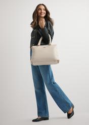 Кремова шкіряна сумка-шопер TORES-1204-0B(W26), вигляд виробу на плечі моделі. Видно повністю.