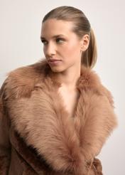 Жіноча шкіряна дублянка кольору верблюжої шкіри KOZDS-0095-3099(Z25), крупний план деталі виробу на моделі.