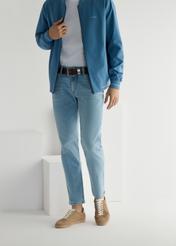 Бежеве шкіряне спортивне взуття BUTYM-0534-1B(W26), вигляд виробу спереду на ногах моделі, на світлому фоні.