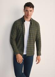 Чоловіча картата сорочка кольору хакі KOSMT-0333-55(Z25), вигляд виробу спереду на моделі. Видно половину силуету.