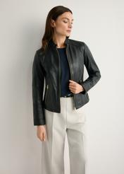 Жіноча чорна шкіряна куртка KURDS-0602-99(W26), вигляд виробу спереду на моделі. Видно половину силуету.