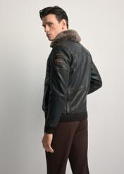 Коричнева шкіряна куртка з коміром KURMS-0380-2877(Z25), вигляд виробу зі спини на моделі. Видно половину силуету.