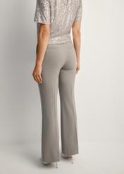 Жіночі сірі штани SPODT-0113-91(Z25), вигляд виробу ззаду на моделі. Видно половину силуету.