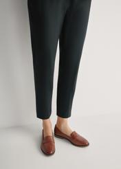 Жіночі шкіряні мокасини коньячного кольору BUTYD-1067-1F(W26), вигляд виробу спереду на ногах моделі.