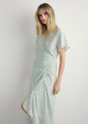 Довга квітчаста сукня SUKDT-0233-8P(W26), вигляд виробу спереду на моделі. Видно половину силуету.