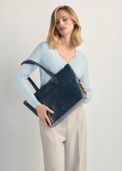 Жіноча темно-синя шкіряна сумка-шопер TORES-0939F-7D(W26), вигляд виробу на плечі моделі. Видно половину силуету.