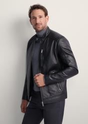 Чоловіча шкіряна куртка зі стійкою KURMS-0191-5491(KS), вигляд виробу спереду на моделі. Видно половину силуету.
